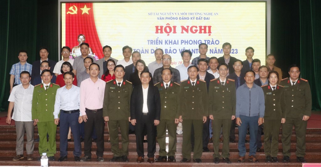Các đại biểu chụp hình lưu niệm