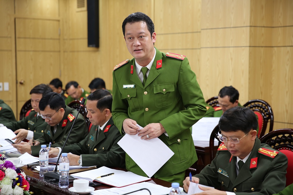 Đồng chí Trưởng Công an thành phố Vinh phát biểu tại Hội nghị