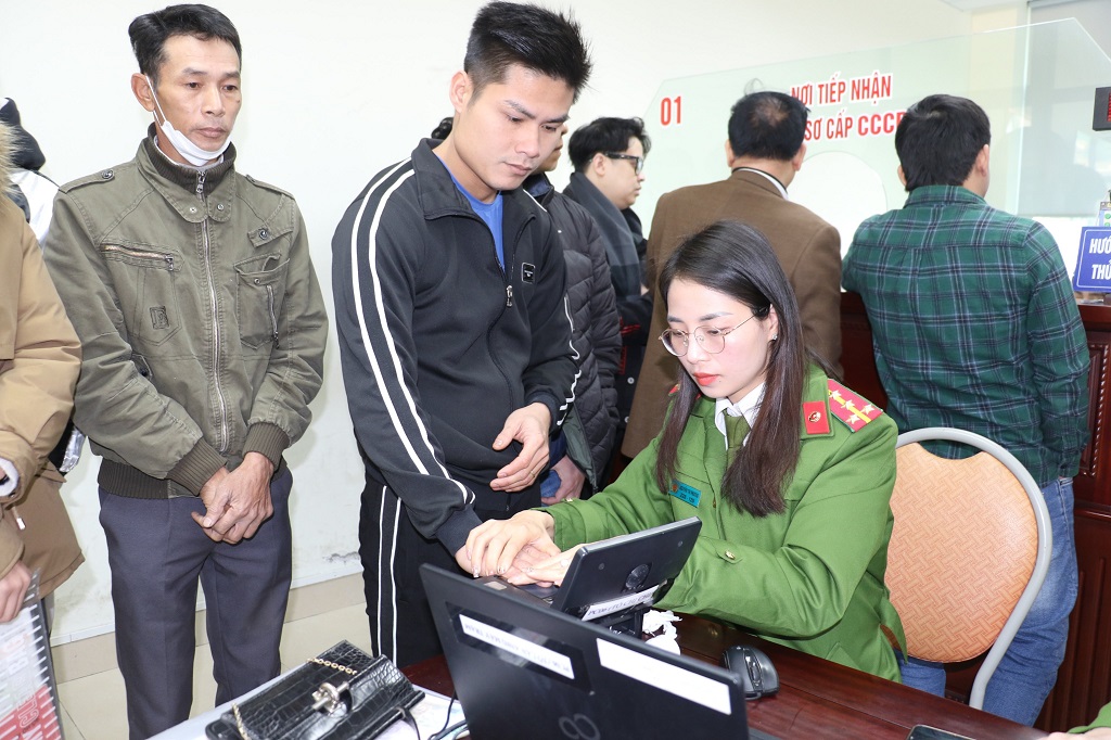 Phòng Cảnh sát Quản lý hành chính về trật tự xã hội Công an tỉnh Nghệ An làm thủ tục cấp CCCD cho người dân - Ảnh: Hồ Hưng