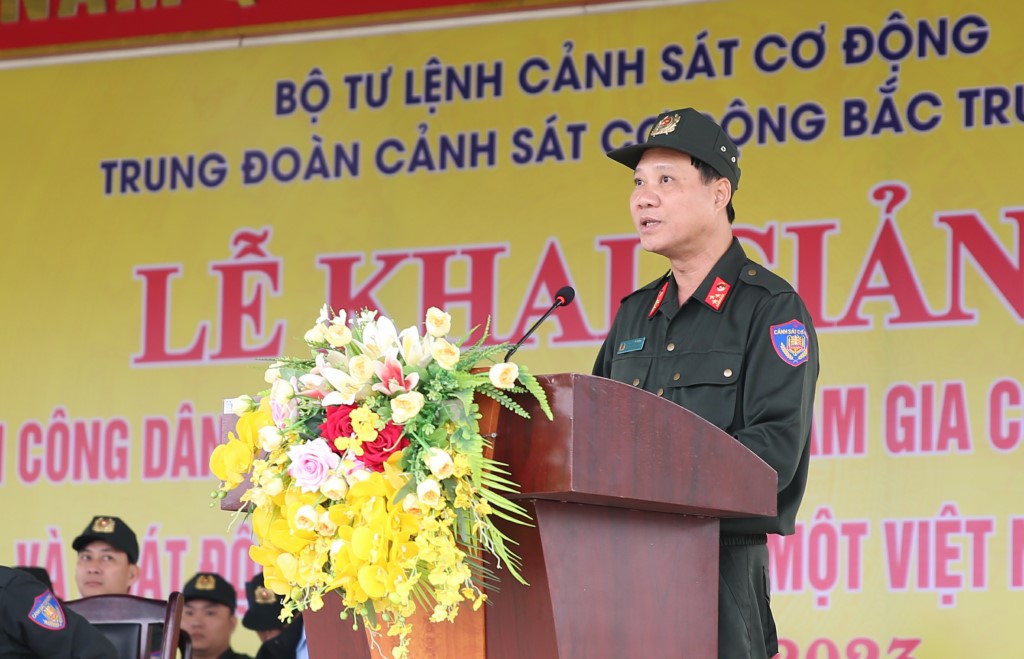 Đồng chí Thượng tá Thái Doãn Bằng - Trung đoàn trưởng Trung đoàn CSCĐ Bắc Trung Bộ phát biểu tại Lễ khai giảng