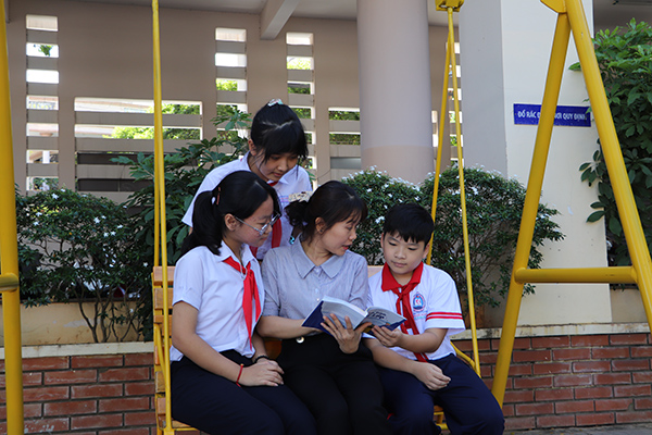 Cô Lê Thị Thúy Hằng, GV Tổng phụ trách Đội Trường THCS Nguyễn An Ninh và các thành viên CLB trao đổi nội dung buổi đọc sách.