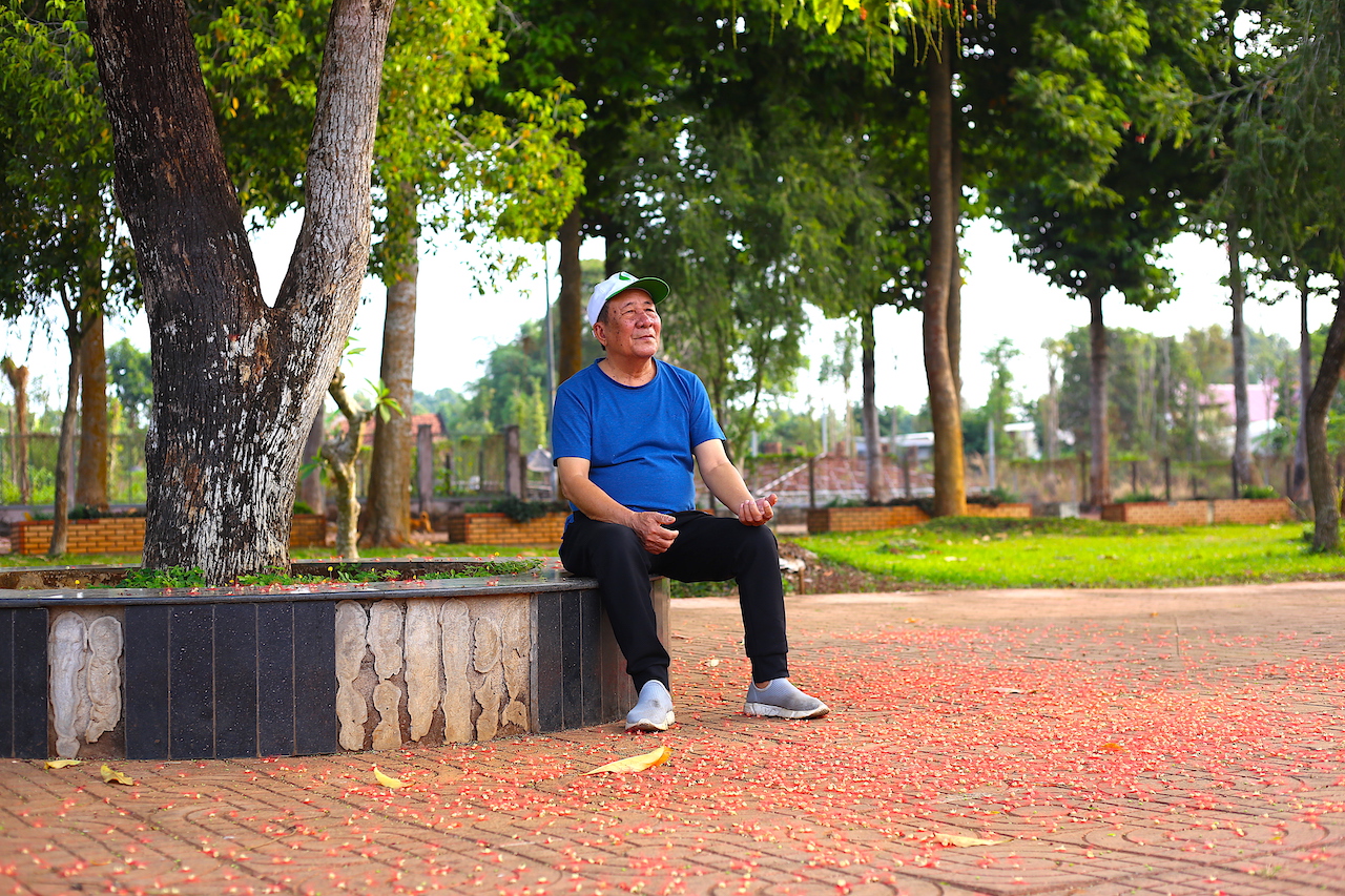 Nghỉ chân dưới gốc cây lộc vừng ở công viên, ông Hà Huy Kỳ (79 tuổi, ngụ thị trấn Ngãi Giao) chia sẻ