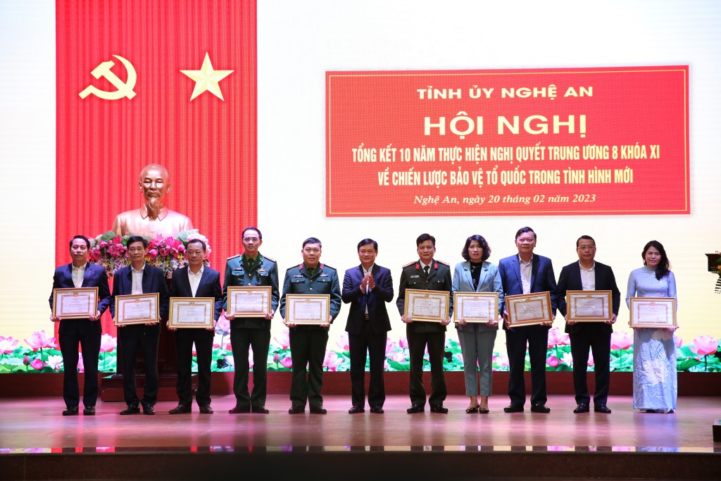 Trao Bằng khen của Ban Thường vụ Tỉnh ủy cho Đảng bộ Phòng Tham mưu Công an tỉnh và 09 tập thể có thành tích xuất sắc trong 10 năm triển khai thực hiện Nghị Quyết Trung ương 8, khóa XI về 