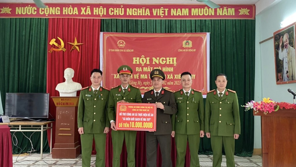Phòng An ninh chính trị nội bộ trao 10.000.000 đồng tặng Công an xã Xiêng My hỗ trợ thực hiện Đề án xây dựng “Xã biên giới sạch về ma tuý”