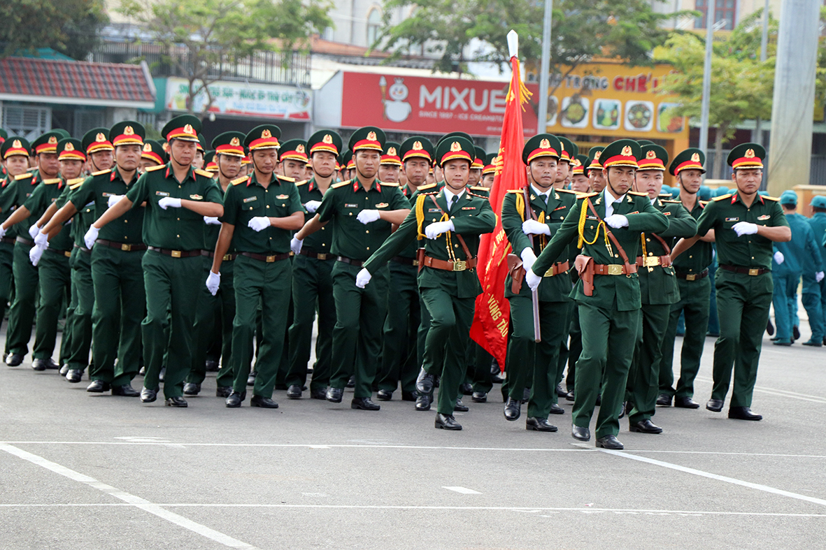 Đội sĩ quan Bộ CHQS tỉnh diễu hành duyệt đội ngũ tại buổi Lễ.
