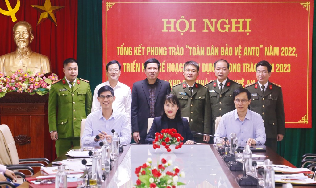Đại diện các đơn vị, phòng, ban Kho bạc Nhà nước Nghệ An ký giao ước thi đua phong trào “Toàn dân bảo vệ ANTQ” năm 2023