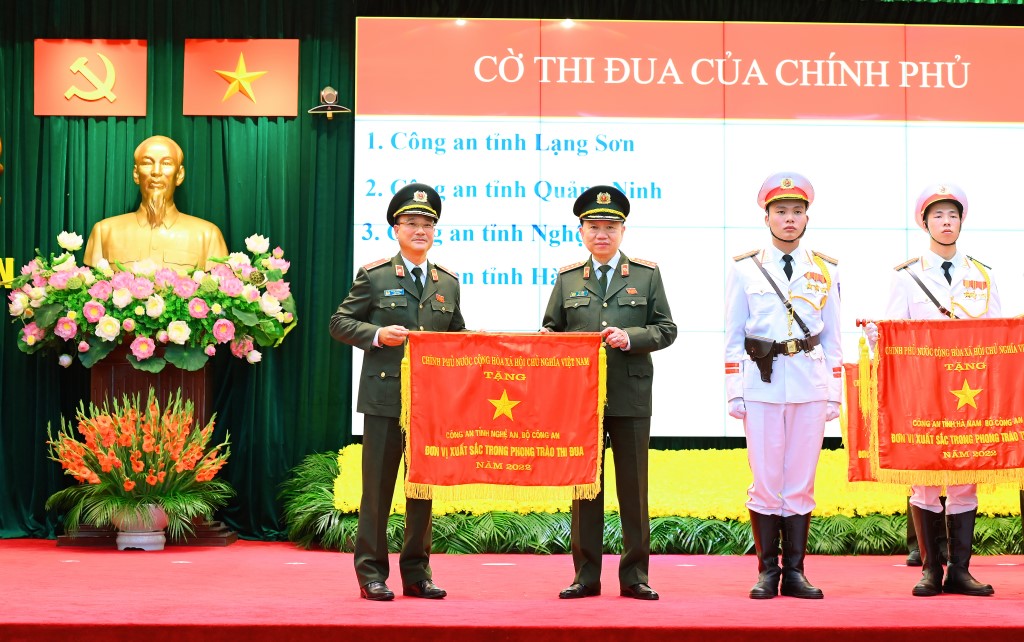 Công an Nghệ An 8 năm liên tiếp được Thủ tướng Chính phủ tặng Cờ thi đua xuất sắc