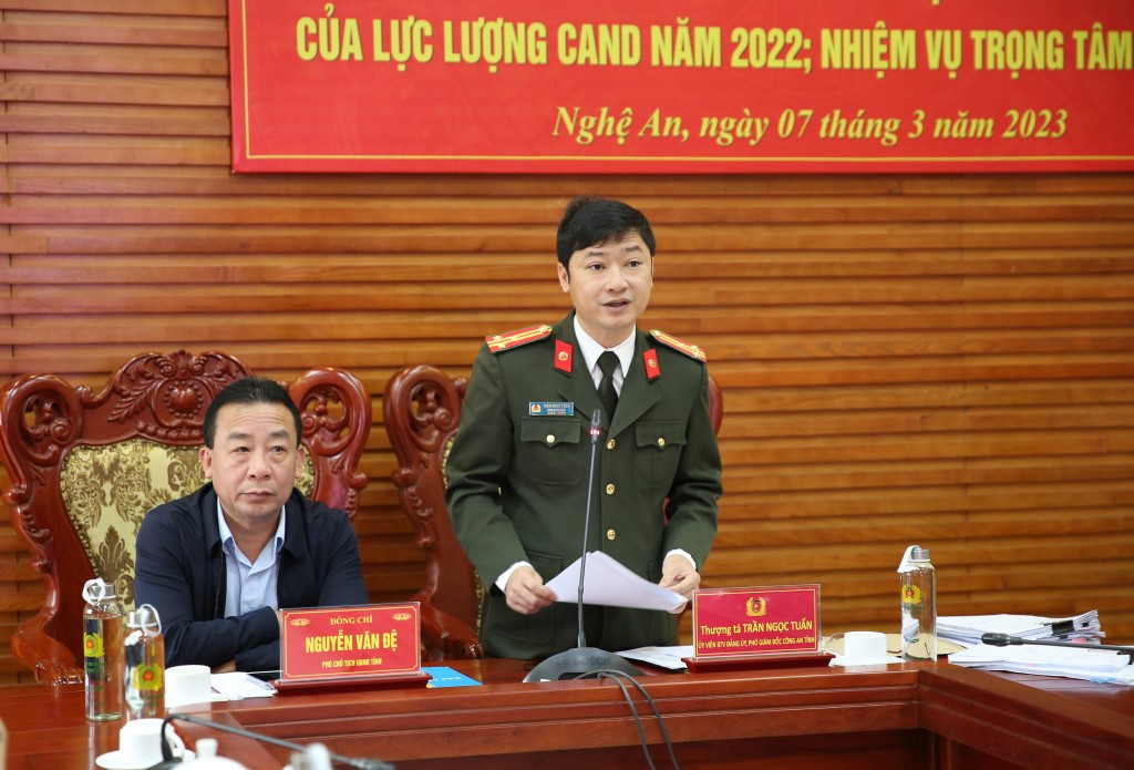 Đồng chí Thượng tá Trần Ngọc Tuấn, Phó Giám đốc Công an tỉnh Nghệ An phát biểu tham luận đề xuất những giải pháp nhằm khắc phục hạn chế, qua đó nâng cao hiệu quả trong công tác ƯPT