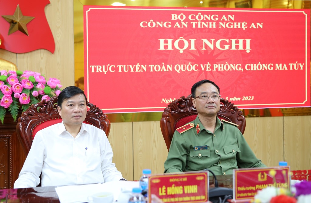 Các đồng chí Ủy viên Ban Thường vụ Tỉnh ủy: Lê Hồng Vinh, Phó Chủ tịch thường trực UBND tỉnh; Thiếu tướng Phạm Thế Tùng, Giám đốc Công an tỉnh chủ trì tại điểm cầu Nghệ An