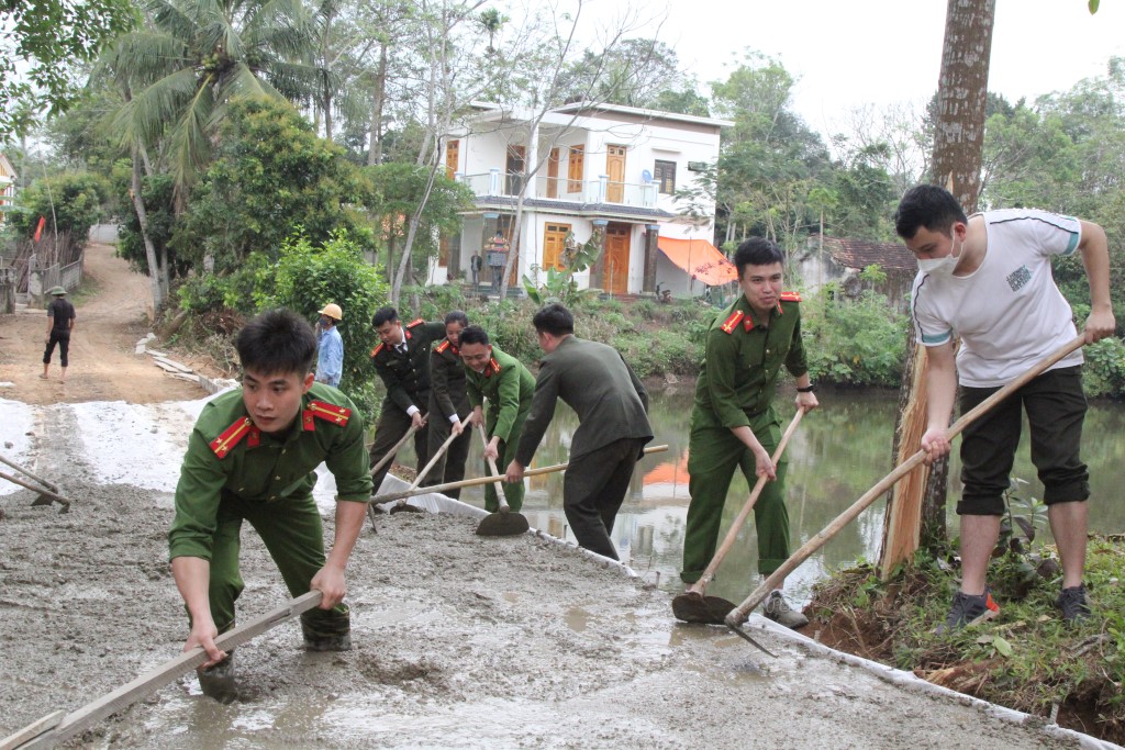 Công an huyện Nghĩa Đàn phát huy  tinh thần xung kích của tuổi trẻ trong xây dựng nông thôn mới