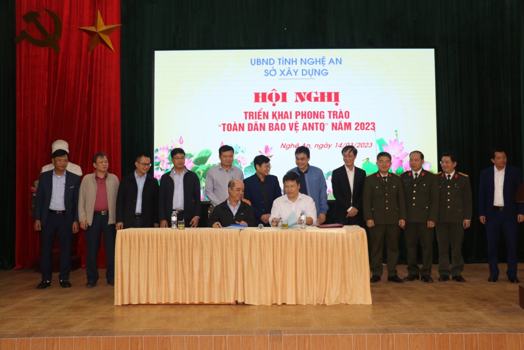 Các phòng, ban Sở Xây dựng Nghệ An cũng đã ký giao ước thi đua trong phong trào “Toàn dân bảo vệ ANTQ” năm 2023