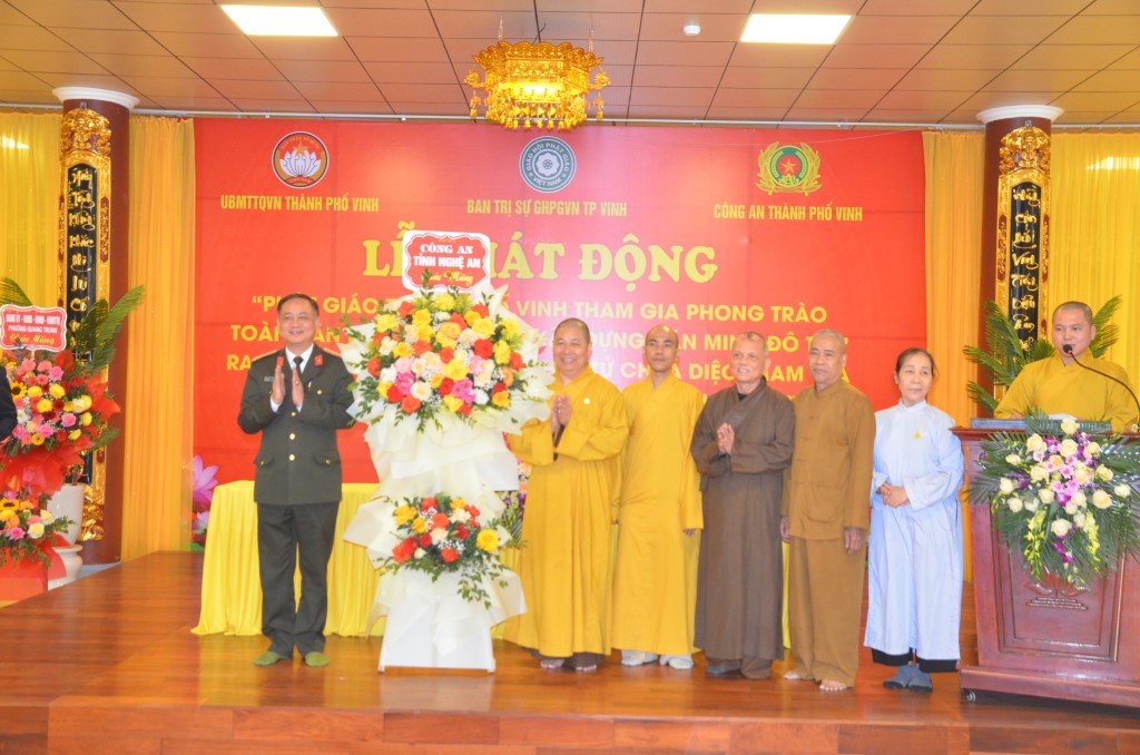 Đại diện lãnh đạo Phòng An ninh nội địa tặng hoa chúc mừng của Công an tỉnh tại buổi Lễ