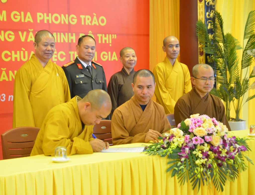 Đại diện các chùa trên địa bàn thành phố Vinh ký cam kết thực hiện phong trào