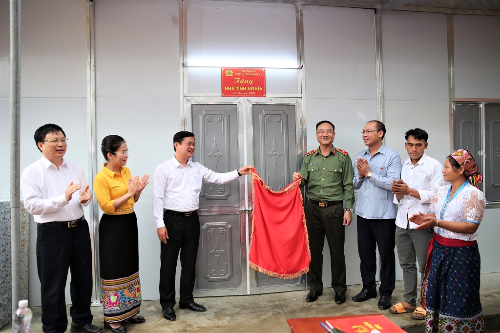 Các đại biểu mở băng khánh thành, bàn giao nhà