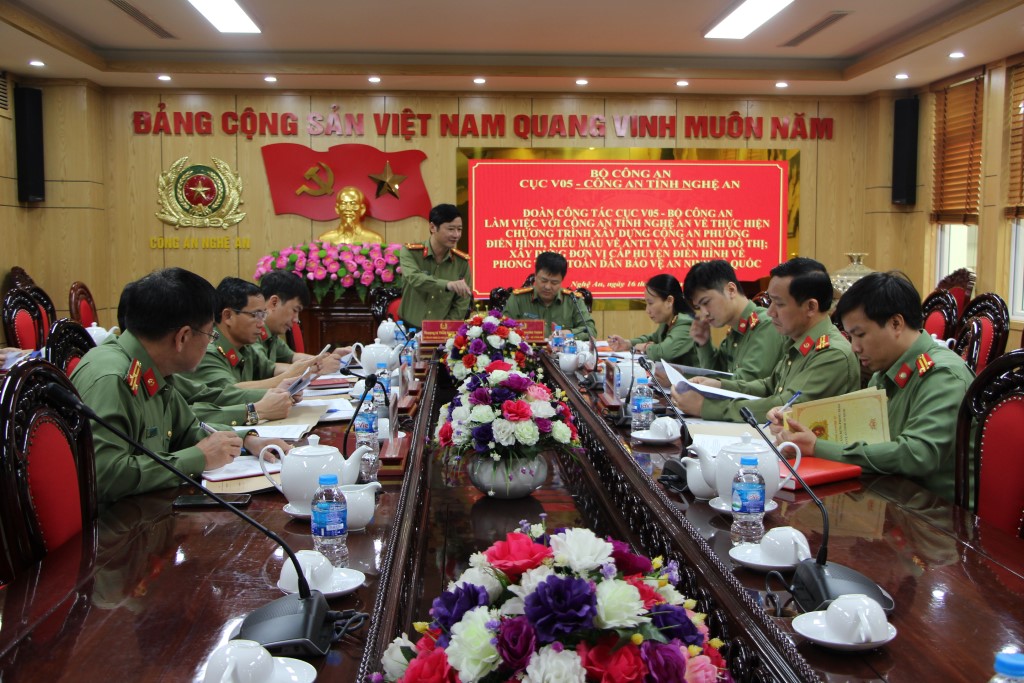 Đồng chí Thượng tá Trần Ngọc Tuấn, Phó Giám đốc Công an tỉnh chủ trì Hội nghị