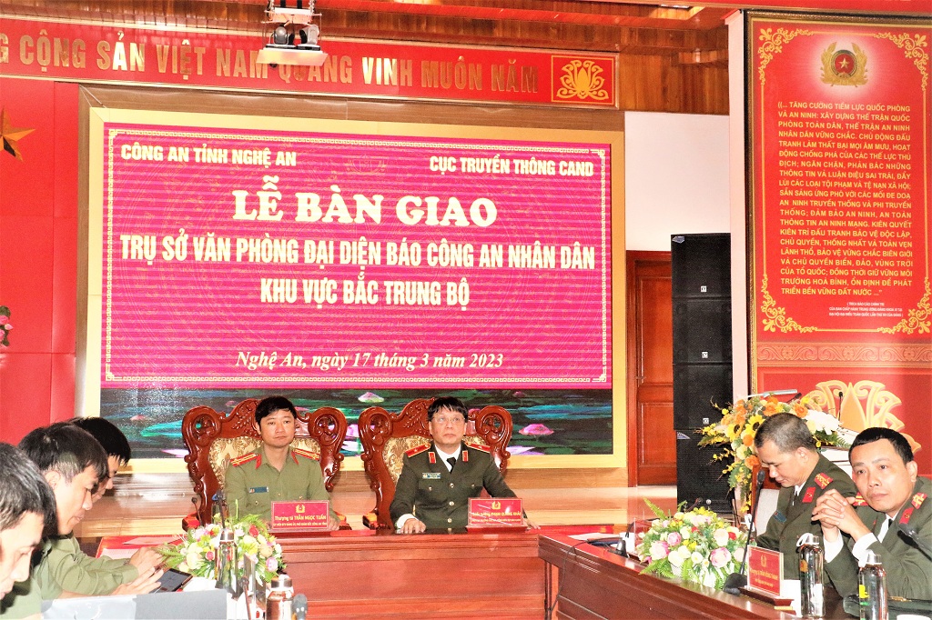 Đồng chí Thiếu tướng Phạm Khải, Phó Cục trưởng Cục truyền thông Công an nhân dân, Tổng Biên tập Báo CAND ; Thượng tá Trần Ngọc Tuấn, Phó Giám đốc Công an tỉnh Nghệ An chủ trì buổi lễ