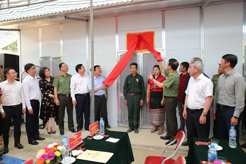 Các đại biểu mở băng khánh thành, bàn giao nhà