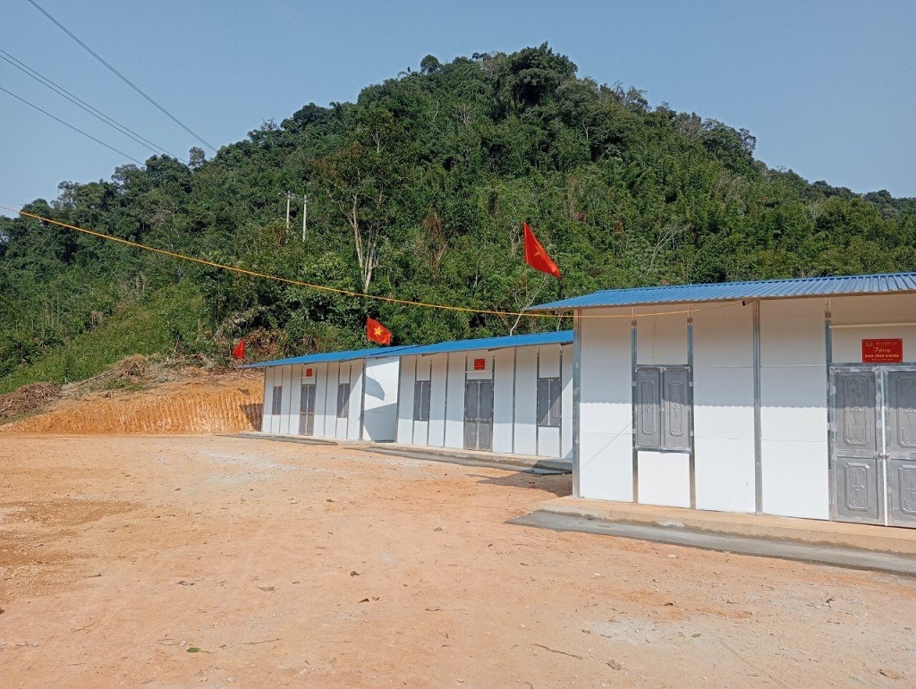 Những ngôi nhà cũ (ảnh trên) đã được thay bởi những ngôi nhà mới vững chãi, bảo đảm 3 cứng: Nền cứng; khung, tường cứng; mái cứng có khả năng chống chọi với bão có mức gió cấp 9, tuổi thọ lâu dài
