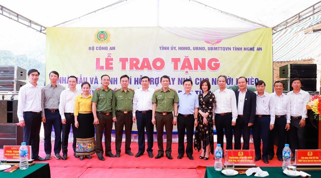 Các đại biểu chụp ảnh lưu niệm