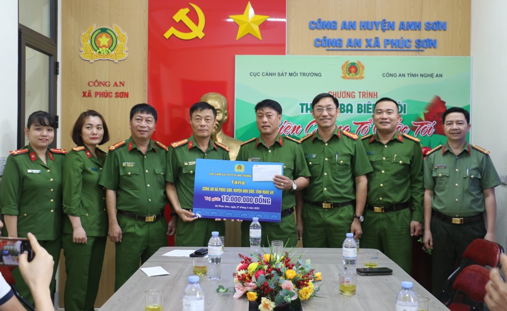 Đồng chí Đại tá Trần Quốc Xanh, Phó Cục trưởng Cục Cảnh sát PCTP về môi trường, Bộ Công an cùng Đoàn công tác tặng quà, động viên Công an xã Phúc Sơn, huyện Anh Sơn