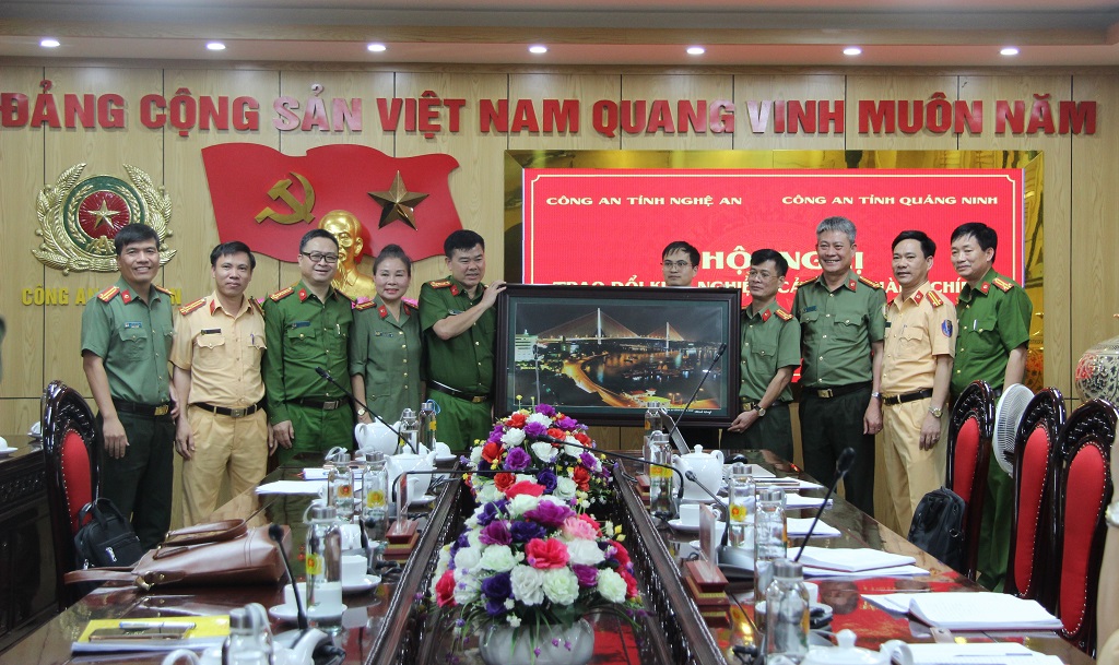 Công an tỉnh Quảng Ninh tặng quà lưu niệm Công an Nghệ An