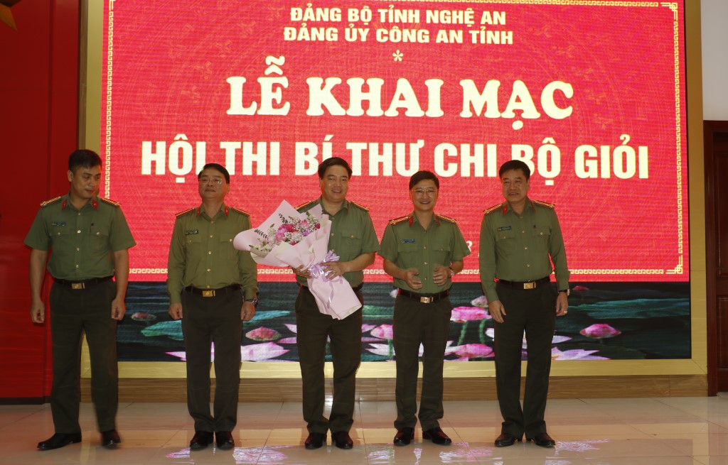 Đồng chí Thượng tá Trần Ngọc Tuấn - Phó Giám đốc tặng hoa Ban tổ chức và ban giám khảo cuộc thi