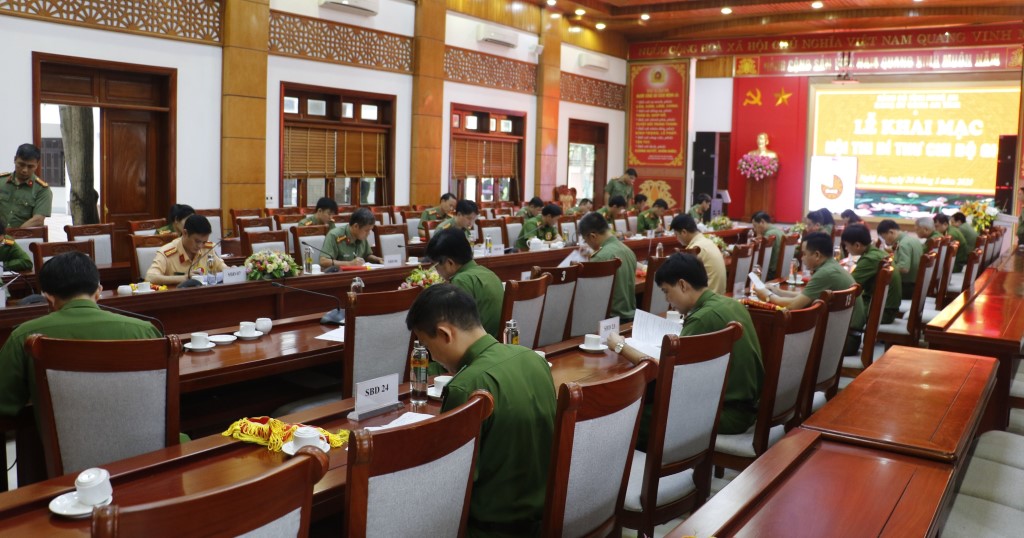 Sau khi kết thúc vòng thi sơ khảo, Ban tổ chức chọn ra 15 thí sinh xuất sắc nhất để vào vòng chung khảo