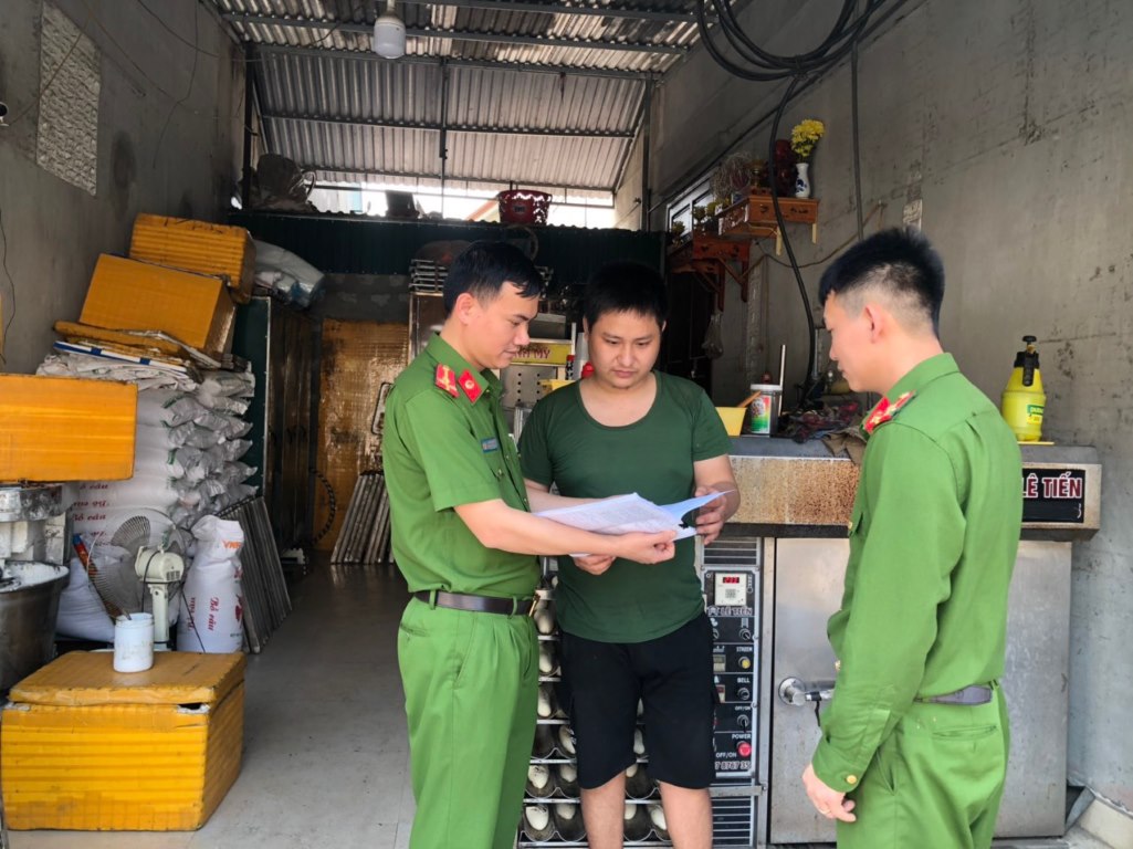 Công an xã Diễn Bích tuyên truyền, phổ biến pháp luật tại một cơ sở kinh doanh trên địa bàn