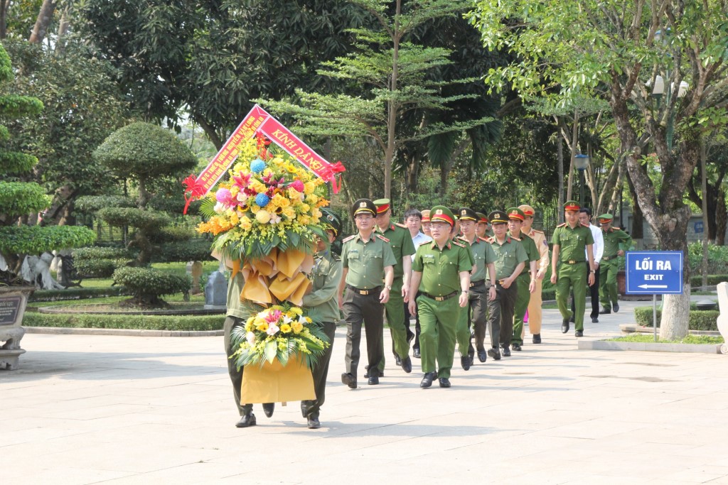 Đoàn đại biểu dâng hoa tưởng nhớ Chủ tịch Hồ Chí Minh tại Khu di tích Quốc gia đặc biệt Kim Liên