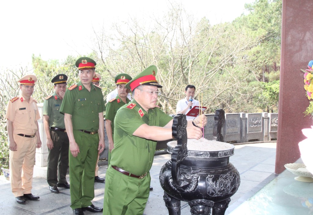 Đồng chí Thiếu tướng Nguyễn Văn Long, Uỷ viên Ban Thường vụ Đảng uỷ Công an Trung ương, Thứ trưởng Bộ Công an dâng hương tại mộ bà Hoàng Thị Loan - Thân mẫu Bác hồ 