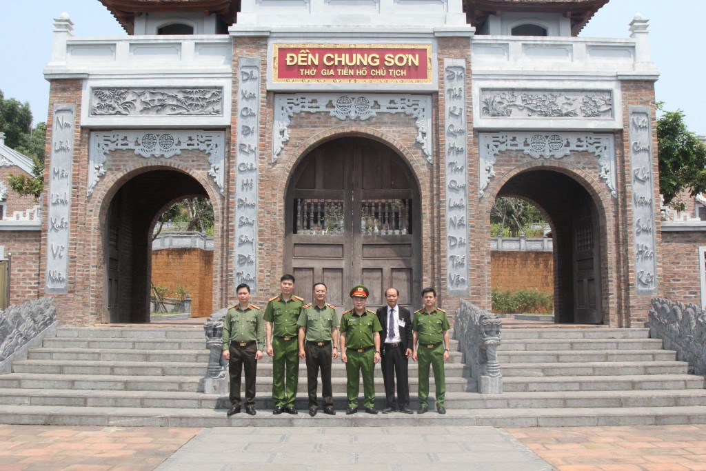 Đoàn đại biểu chụp ảnh lưu niệm tại Đền Chung Sơn
