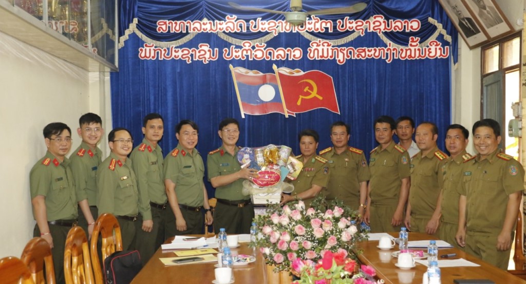 Trao quà Tết tặng Công an tỉnh Hủa Phăn