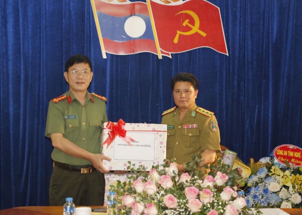 Công an tỉnh Hủa Phăn tặng quà Công an tỉnh Nghệ An