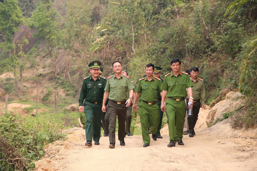 Đồng chí Thiếu tướng Phạm Thế Tùng, Ủy viên Ban Thường vụ Tỉnh ủy, Giám đốc Công an tỉnh kiểm tra tiến độ xây dựng nhà ở cho hộ nghèo tại bản Mường Lống, xã Tri Lễ, huyện Quế Phong
