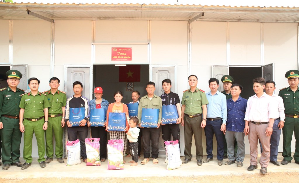 Đồng chí Thiếu tướng Phạm Thế Tùng, Ủy viên Ban Thường vụ Tỉnh ủy, Giám đốc Công an tỉnh bàn giao nhà và trao quà tặng 07 nhà dân có hoàn cảnh khó khăn tại bản Mường Lống, xã Tri Lễ, huyện Quế Phong