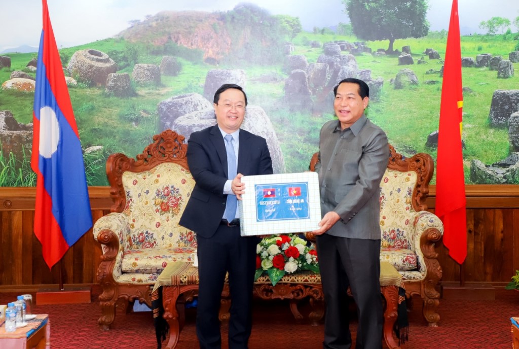 Chủ tịch UBND tỉnh Nghệ An tặng tỉnh Xiêng Khoảng 200 triệu đồng nhân dịp Tết cổ truyền Bunpimay