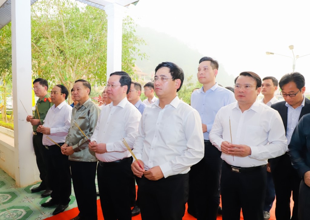 Đoàn đại biểu tỉnh Nghệ An dâng hương tưởng niệm các liệt sỹ đã được tìm kiếm, quy tập