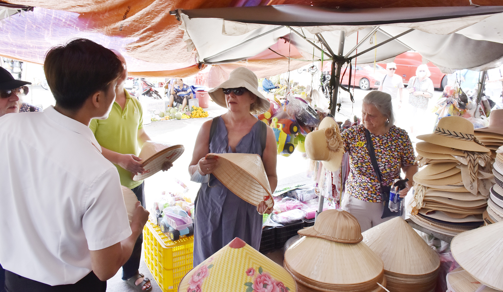 Nón lá cũng là mặt hàng du khách chú ý tìm mua khi tham quan chợ Hòa Long.