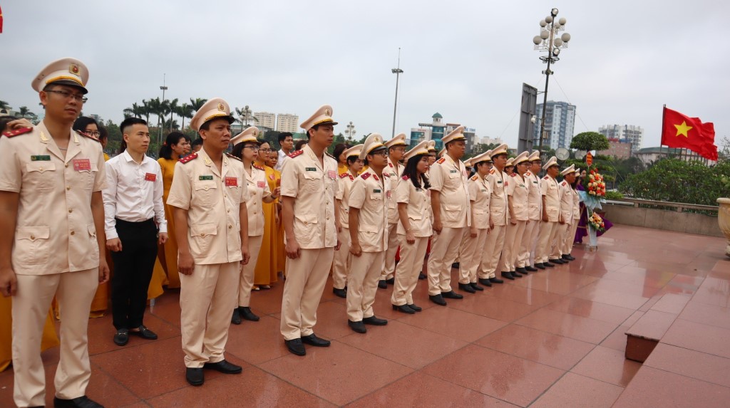 Phòng Hậu cần dâng hương, dâng hoa tưởng niệm tại quảng trường Hồ Chí minh