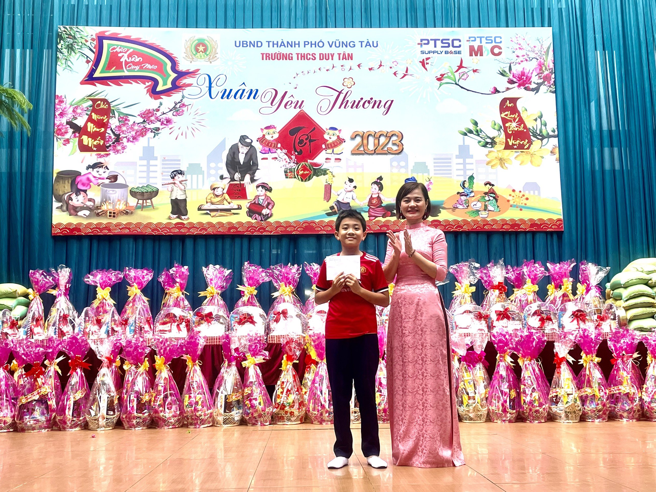 Cô Nguyễn Thị Hải Yến, Chủ tịch Công đoàn Trường THCS Duy Tân trao phần thưởng cho em Lưu Đại Dương, HS giành Huy chương Vàng tại Giải vô địch trẻ Karate gia quốc gia lần thứ 28.