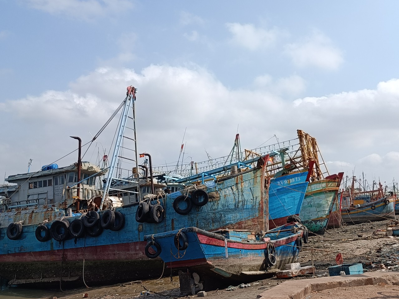 Làm ăn thua lỗ, tàu cá bán rẻ như cho về xả ra lấy gỗ ở cảng Phước Hiệp  (xã Phước Tỉnh, huyện Long Điền).