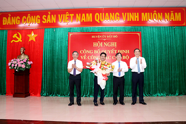 Lãnh đạo tỉnh và lãnh đạo huyện tặng hoa chúc mừng  ông Võ Minh Tuấn.