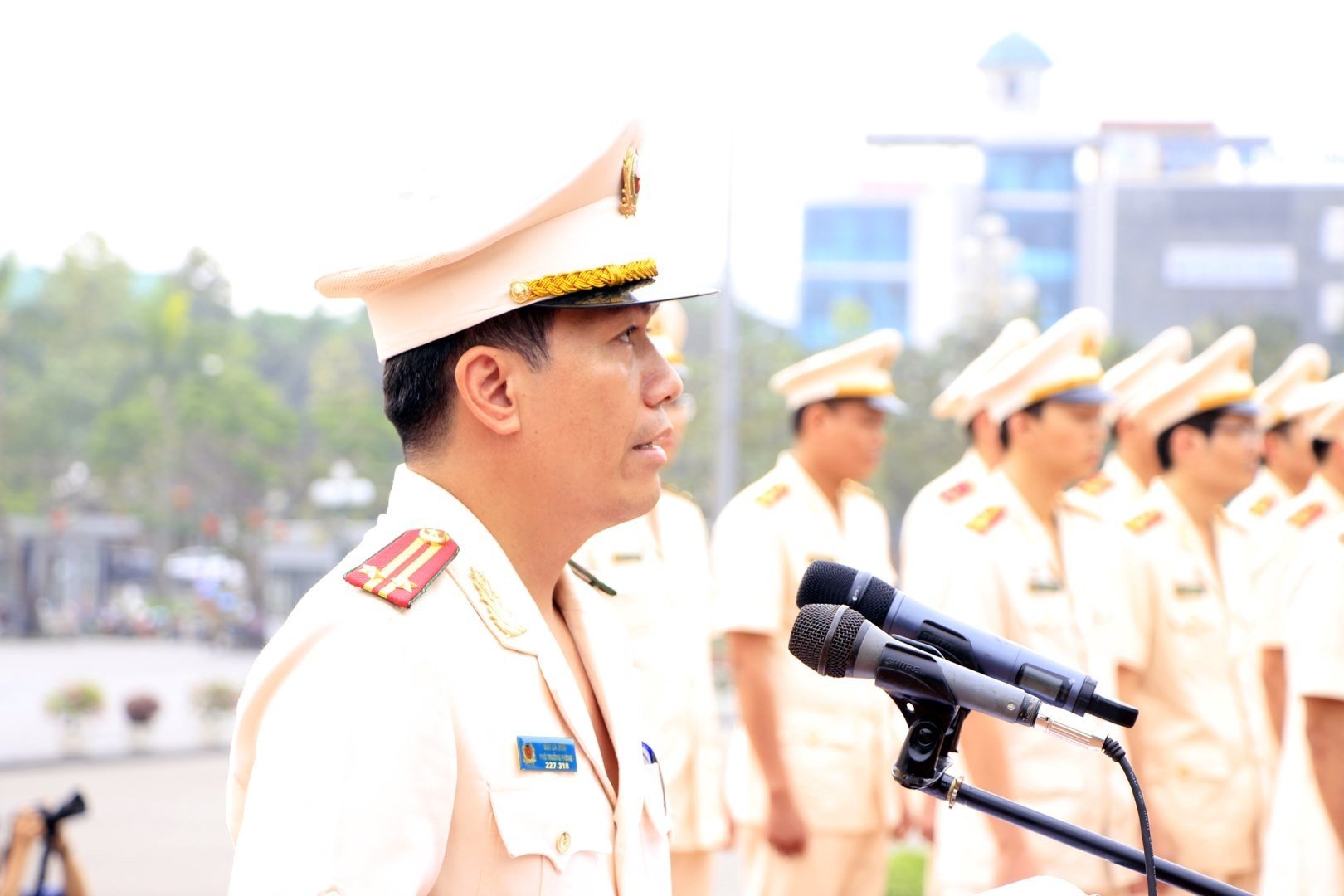 Thay mặt Lãnh đạo, cán bộ chiến sĩ Phòng Tham mưu, đồng chí Trung tá Bùi La Sơn - Phó trưởng phòng, báo công lên Bác những thành tích đơn vị đạt được trong thời gian qua. Ảnh: Bình Minh