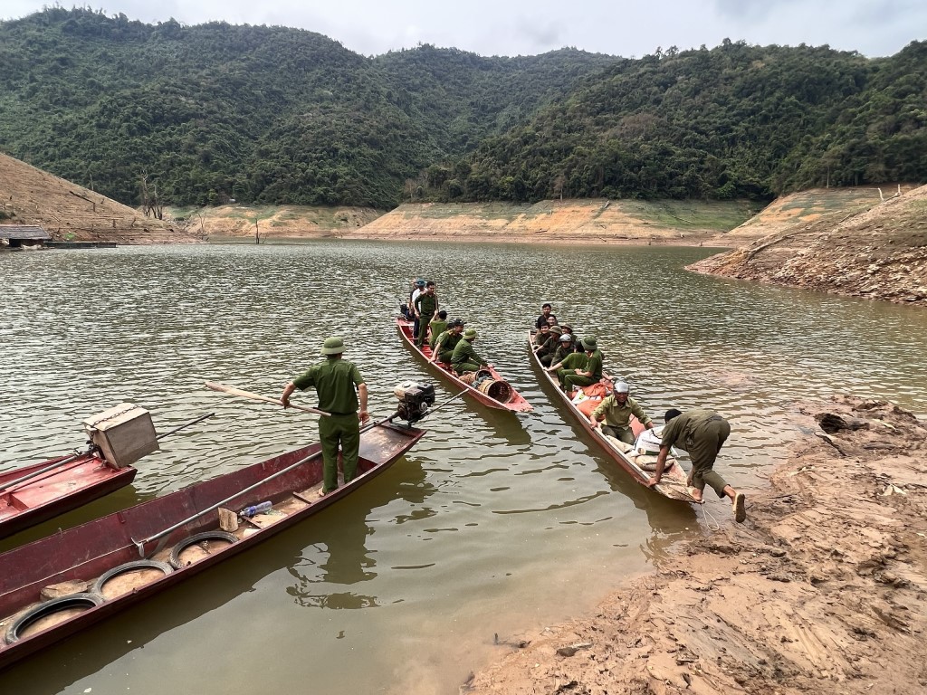Do thuyền nhỏ nên vật liệu phải chia nhỏ thành từng bao tải để thuận lợi khi qua sông cũng như vận chuyển lên bờ