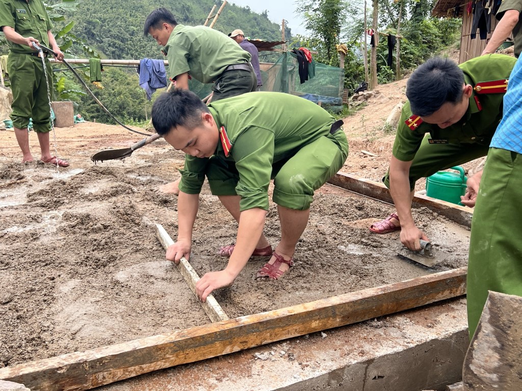 Những cán bộ Công an xã đã trở thành những người thợ xây dựng khá thành thạo