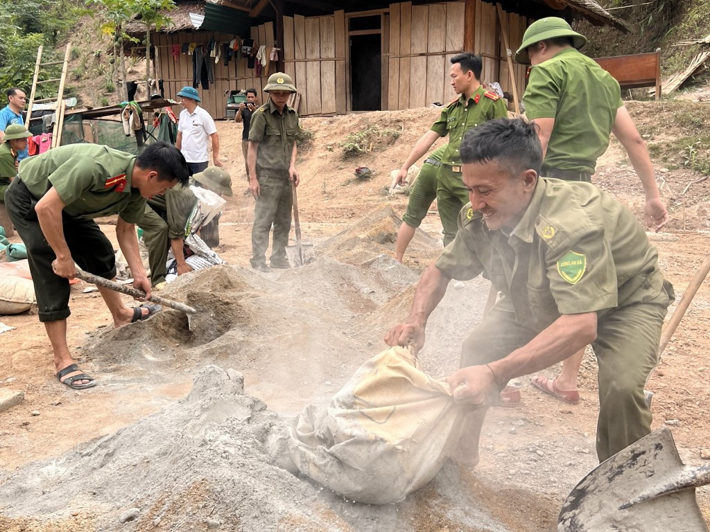 Công an xã tích cực giúp đỡ các gia đình ở bản Piêng Luống hoàn thiện nền móng nhà