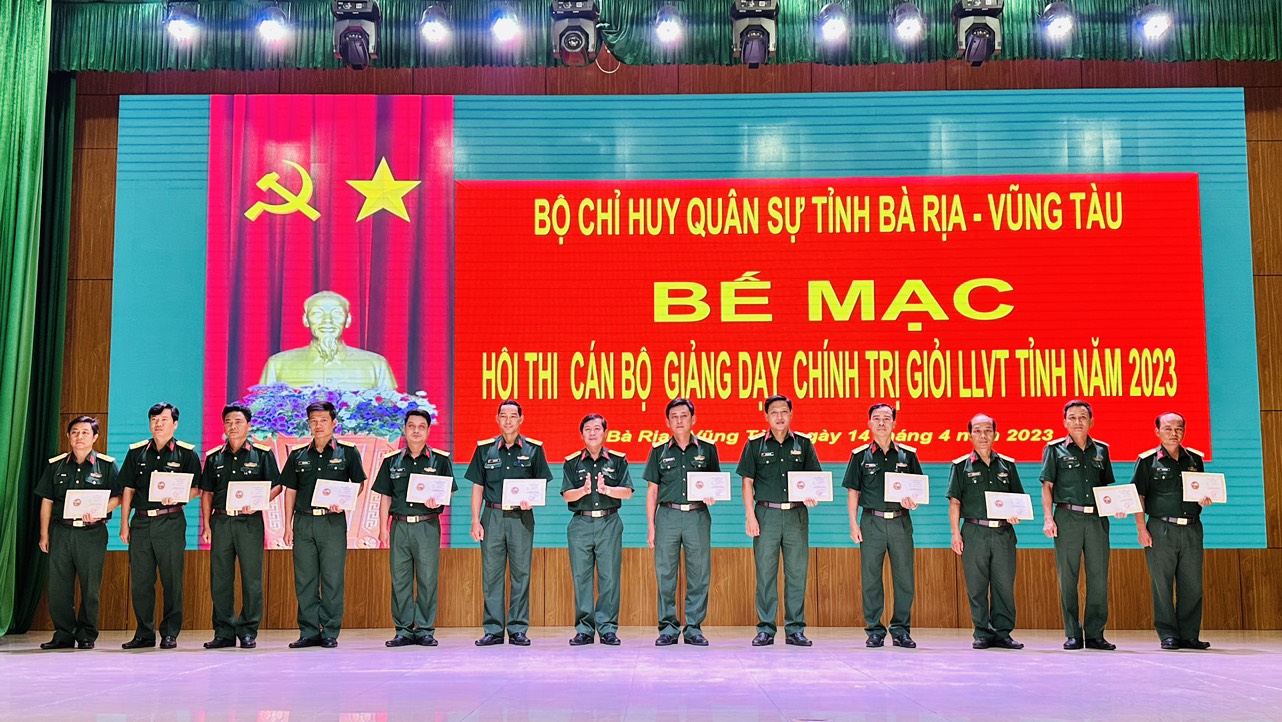 Đại tá Nguyễn Hoàng Tấn, Phó Chính ủy Bộ CHQS tỉnh trao giải  cho các thí sinh đạt thành tích cao.