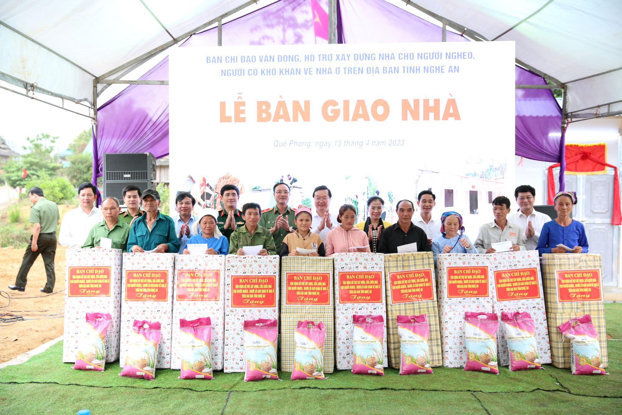 Các đồng chí lãnh đạo tỉnh trao quà tặng các hộ gia đình được hỗ trợ nhà