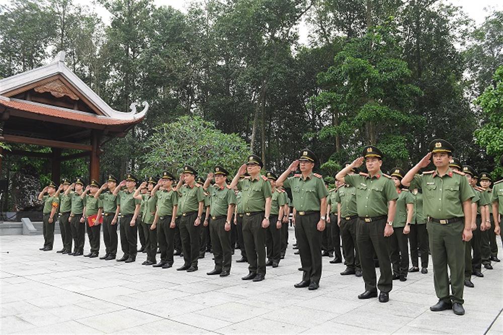 Lãnh đạo, cán bộ, chiến sĩ Văn phòng Bộ Công an tại Lễ báo công dâng Bác nhân kỷ niệm 76 năm Ngày truyền thống lực lượng Tham mưu CAND (Khu Di tích K9, huyện Ba Vì, thành phố Hà Nội).