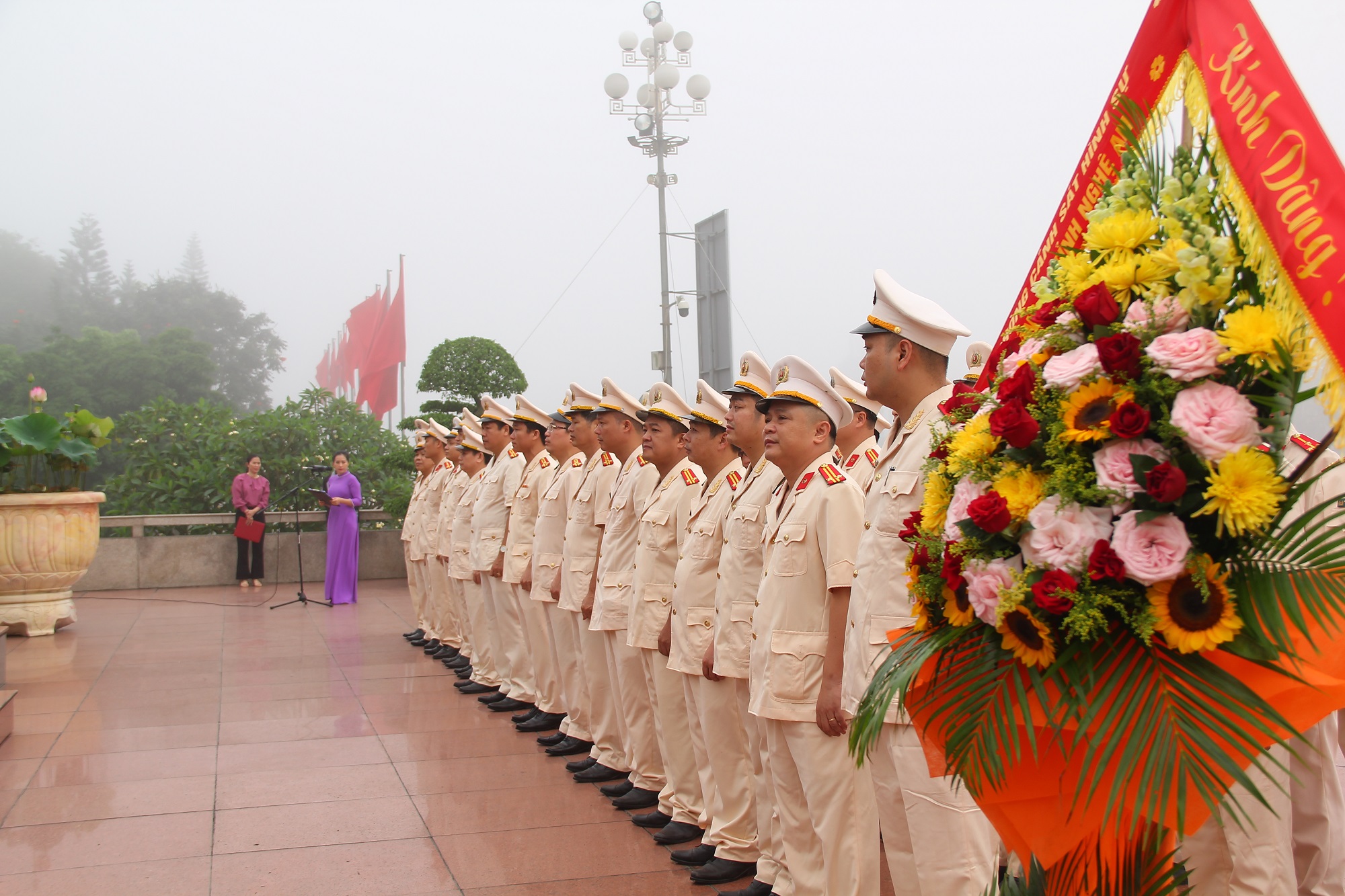 Tập thể lãnh đạo, cán bộ, chiến sĩ Phòng Cảnh sát hình sự dâng hoa, báo công tại Quảng trường Hồ Chí Minh